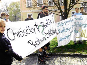 Демонстрация в знак протеста против закрытия школы в Кроствице
